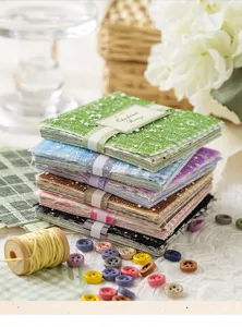 Set di carta per scrapbooking con motivo in tessuto vintage e bottoni colorati.