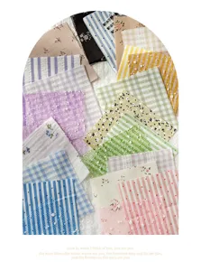 Dettaglio carta scrapbooking con motivo in tessuto vintage, disegni estetici floreali, vichy e a righe.