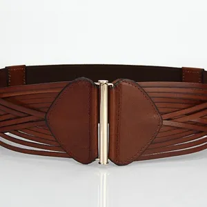 Cinturón ancho de moda para mujer, diseño de cuero trenzado marrón con hebilla metálica.