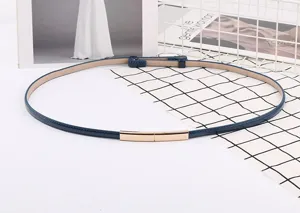 Ceinture fine en cuir vernis pour femme avec boucle dorée élégante pour robes tendance.