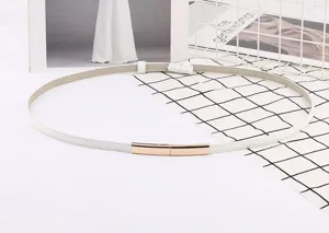 Ceinture fine blanche minimaliste pour femme avec boucle métallique dorée élégante, parfaite.
