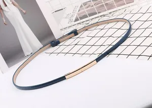 Ceinture fine élégante pour femme en cuir vernis avec boucle métallique dorée pour robes.