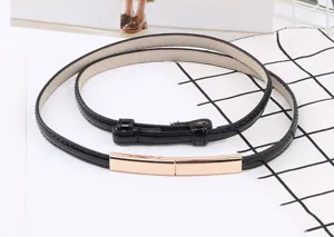Ceinture fine pour femme en cuir vernis noir avec boucle metal, accessoire de mode ideal.
