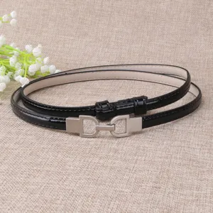 Ceinture fine en cuir vernis noir avec boucle argentée élégante pour robe mode