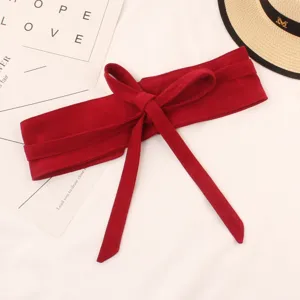 Cinturón de ante rojo para mujer con elegante lazo, accesorio de corsé con estilo moderno.