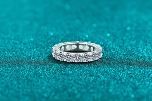 Macro dettagliata di un anello eternity in argento S925 con pietre di moissanite