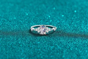 Vista macro de un exquisito anillo de moissanita talla esmeralda en plata de ley S925.