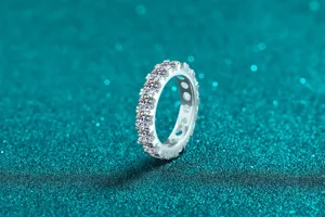 Primo piano di un scintillante anello eternity in argento sterling S925 con moissanite