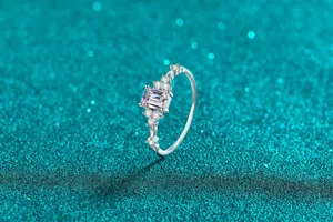 Primer plano de un anillo de plata 925 con una moissanita central de talla esmeralda.
