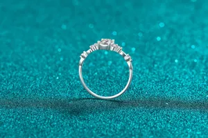 Detalle lateral de un anillo de plata de ley S925 con moissanita de corte esmeralda