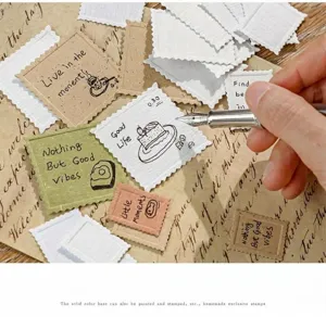 Gros plan détaillé d'autocollants de timbres vintage avec papier texturé et carnet créatif.