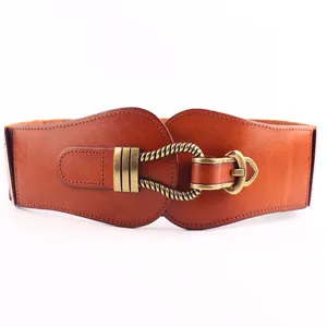 Ancho cinturón de cuero marrón para mujer con hebilla metálica vintage, elegante accesorio.