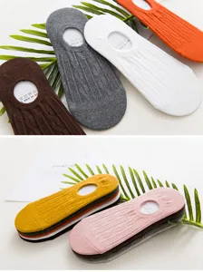 Dettaglio ravvicinato che mostra il cotone morbido, la fascia in silicone e i colori.