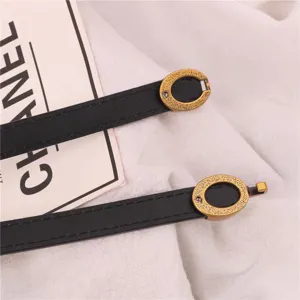 Cinturón de cuero negro fino para mujer con hebilla ovalada dorada y cristal para abrigo