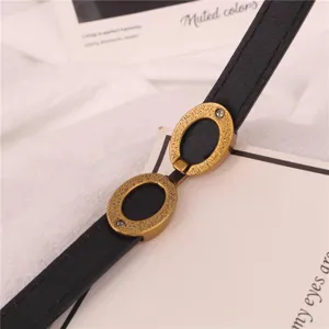 Cintura fina negra de mujer con hebilla ovalada dorada retro para vestido y traje