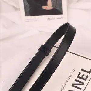 Cinturón delgado negro minimalista para mujer, elegante accesorio de cintura para vestidos y abrigos.