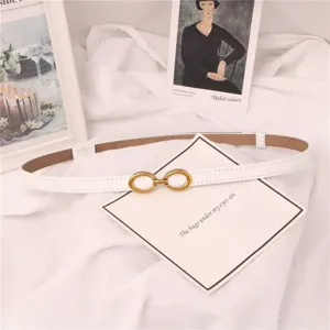 Elegante cinturón delgado de cuero blanco con hebilla de doble anillo dorado mujer.