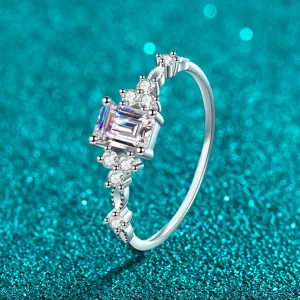 Elegante anillo de plata de ley S925 con moissanita de corte esmeralda y piedras cuadradas