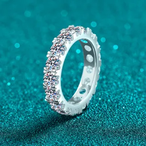 Elegante anello eternity in argento S925 con moissanite e castone completo di pietre