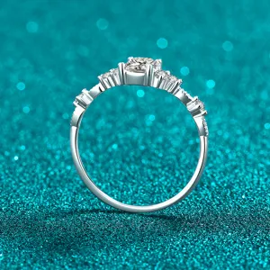 Anillo de plata de ley S925 con moissanita talla esmeralda, diseño muy minimalista.
