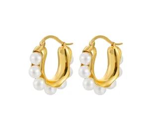 Eleganti orecchini a cerchio a U in oro vintage con perle bianche incastonate.
