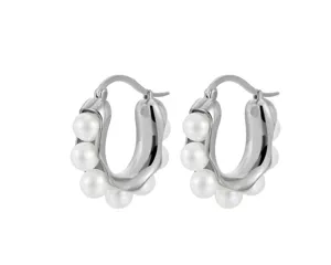 Primo piano di eleganti orecchini a cerchio a forma di U con perle bianche