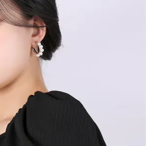 Eleganti orecchini a cerchio vintage a forma di U con perle da donna, vista indossata