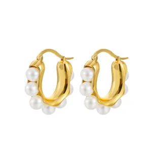 Eleganti orecchini a cerchio dorati a forma di U con perle bianche dallo stile retrò