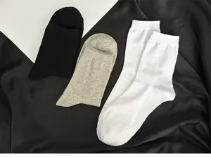 Detailansicht von klassischen einfarbigen Herren Baumwollsocken in Schwarz und Grau.
