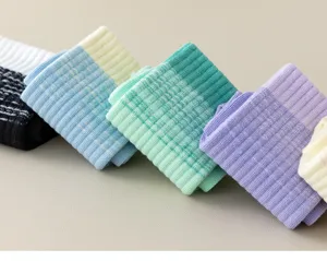 Vista dettagliata di calzini lunghi in cotone a coste colorati piegati per yoga e sport.