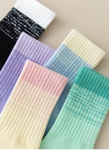 Primo piano dettagliato di calzini in cotone a righe colorate, con morbida trama in maglia.