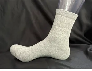 Detailansicht graue Herren Einfarbig Socke, minimalistische Freizeitsocke aus Baumwolle.