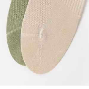 Nahaufnahme Detail von Sommer dünn atmungsaktiv Mesh Baumwolle Socken Stoff Textur.