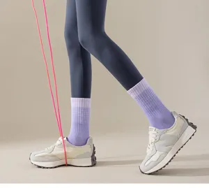 Calzini da yoga antiscivolo comodi per donna, calze sportive lunghe a costine per corsa e fitness.