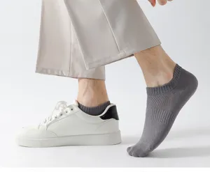 Herren Sommer dünne atmungsaktive Mesh niedrige unsichtbare Socken Detailansicht, grau.