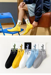 Vista detallada de calcetines unisex de moda con estampado de letras y diseño de salpicaduras.