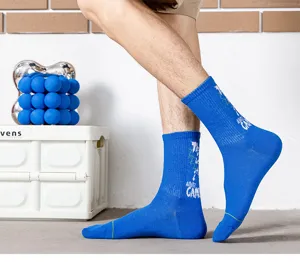 Gedetailleerd shot van blauwe streetwear sokken op model, met katoenen stof en grafische tekst.