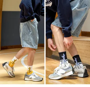 Primer plano detallado de calcetines deportivos de moda con estampado gráfico, estilo urbano.
