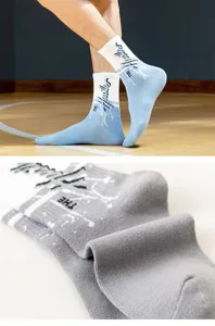 Calcetines unisex de media pantorrilla con letras de estilo urbano y diseño de salpicaduras.