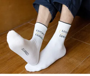Primer plano de calcetines blancos de algodón con estampado elegante para jóvenes.
