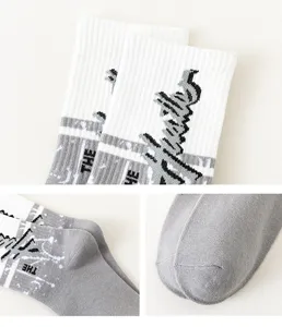 Calcetines de algodón de tubo medio cómodos con patrón de graffiti moderno y letras elegantes.