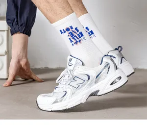 Comfortabele middelhoge sportkousen gecombineerd met stijlvolle sneakers voor dagelijks.