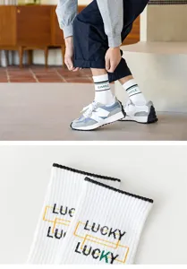 Calcetines de algodon comodos con estampados de letras y rayas para el uso diario.