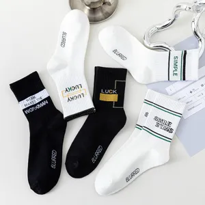 Set de calcetines unisex casuales con estampados de letras y rayas modernos y cómodos.
