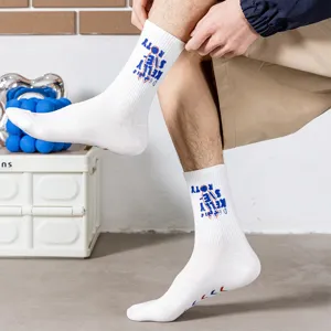 Witte streetwear halfhoge katoenen sokken met blauw en rood borduursel door model gedragen.
