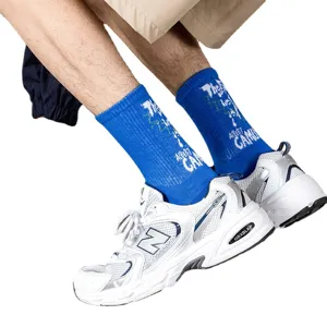 Streetwear blauwe halflange sokken gecombineerd met retro mesh sportsneakers voor dagelijks.