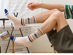 Chaussettes de sport mi-hautes pour hommes, chaussettes en coton respirantes color-block.
