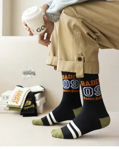 Calcetines largos elegantes para hombre con estampado de números streetwear detalle