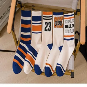 Détail chaussettes sport homme, design color-block tendance avec lettres, respirantes.