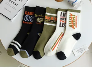 Vista detallada de elegantes calcetines largos streetwear con tipografías y rayas de tendencia.